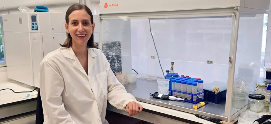 Ana Alarcia García, responsable de I+D+i de Nutritec, en el laboratorio de investigación de bioestimulantes microbia