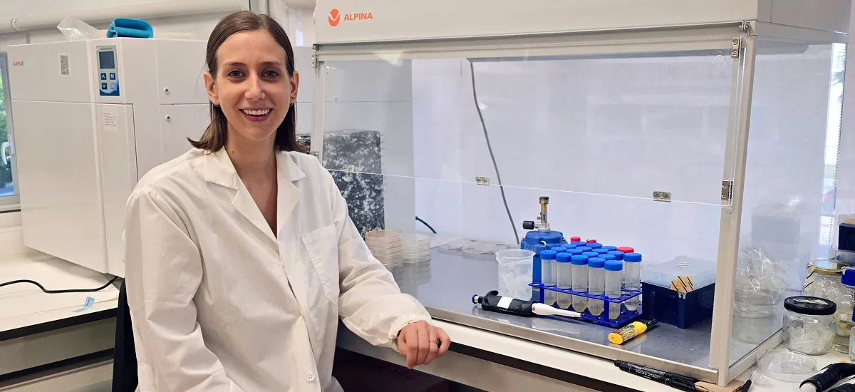 Ana Alarcia García, responsable de I+D+i de Nutritec, en el laboratorio de investigación de bioestimulantes microbia